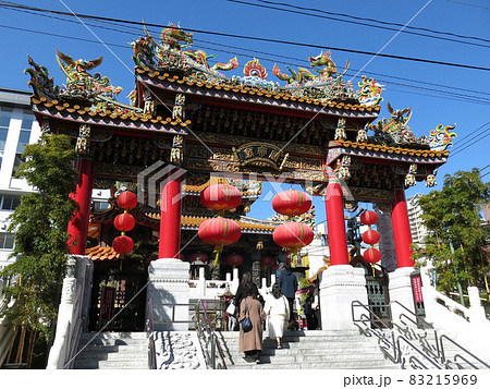 春節燈花の赤い提灯が飾られた2月の横浜関帝廟 83215969