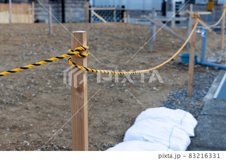 更地にした土地にロープが張ってあるところ 83216331