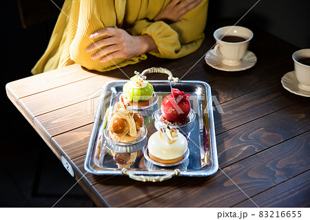 カフェでケーキを選ぶ女性　撮影協力「洋菓子店　sentiment」 83216655