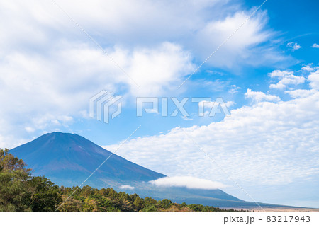 早朝の山中湖からの富士山 83217943