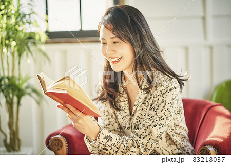 読書　女性 83218037