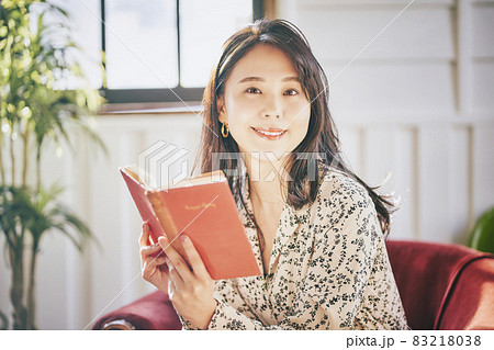 読書　女性 83218038