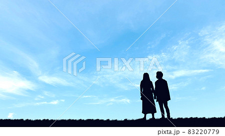 手をつなぐ若いカップルシルエット_青空背景 83220779