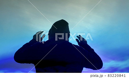 フードをかぶって両手を上げる怪しい男性後ろ姿のイラスト素材 2841
