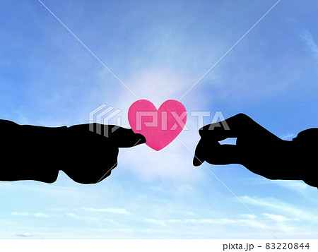 ハートを渡す二人の手シルエット ハートを渡す二人の手シルエット 83220844