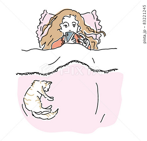 ベッドでスマホを楽しむ女性 83221245