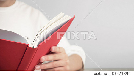 テーブルで本を読む人のクローズアップ テーブルで本を読む人のクローズアップ 83221896