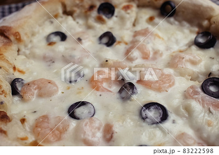 Close-up of pizza with shrimps. Seafood and vegetarian food. Italian food in restaurants and cafes. The concept of marine ingredients in meal preparation. Close-up of pizza with shrimps. Seafood and vegetarian food. Italian food in restaurants and cafes. The concept of marine ingredients in meal preparation. 83222598