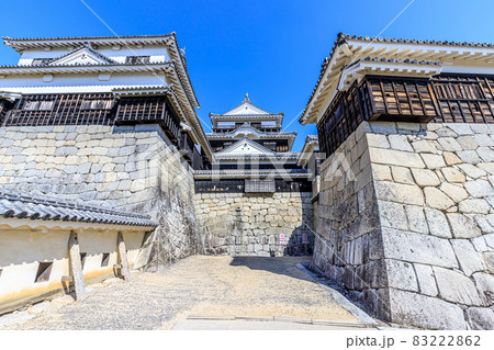 秋の松山城　愛媛県松山市 83222862