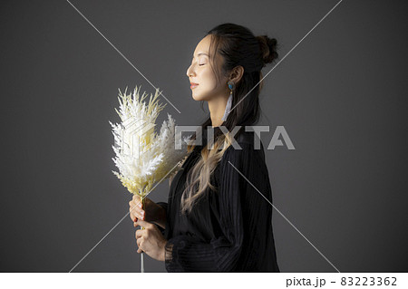 黒いブラウスの女性 83223362