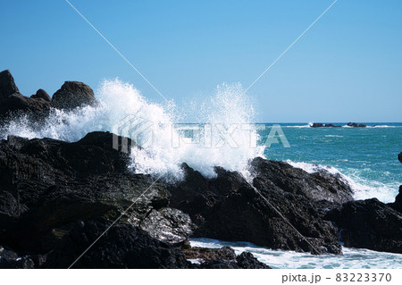 【室戸阿南国海岸定公園】室戸岬の岩礁に打ち付けてしぶきを上げる波13　高知県室戸市 83223370