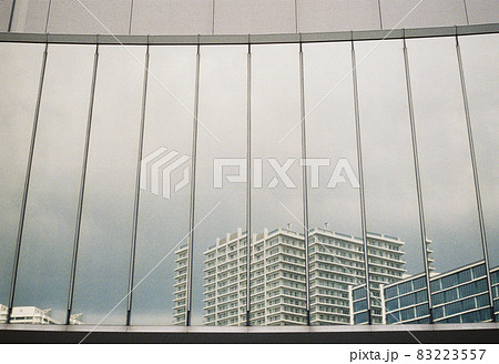 ビルのガラスに映る建物 83223557