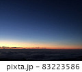 沈む太陽　夕暮れの空 83223586