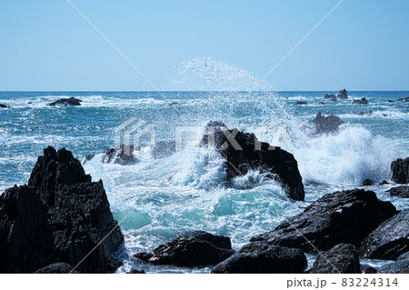 【室戸阿南国海岸定公園】室戸岬の岩礁に打ち付けてしぶきを上げる波35 高知県室戸市 【室戸阿南国海岸定公園】室戸岬の岩礁に打ち付けてしぶきを上げる波35 高知県室戸市 83224314