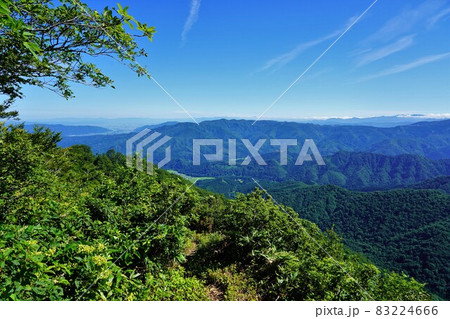 神室山からの湯沢市の街並みと周辺の山々 83224666