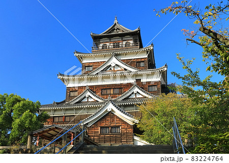 【広島県】晴天下の広島城天守閣 83224764