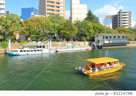 【広島県】晴天下のひろしま世界遺産航路乗り場 【広島県】晴天下のひろしま世界遺産航路乗り場 83224796