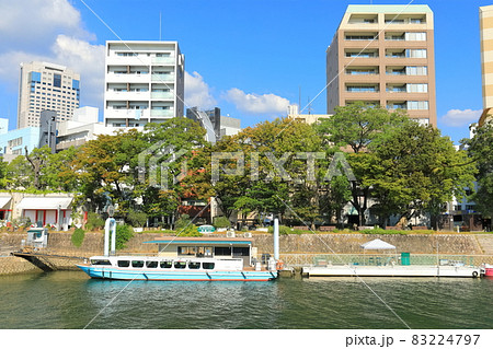 【広島県】晴天下のひろしま世界遺産航路乗り場 83224797