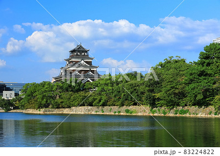 【広島県】晴天下の広島城天守閣 83224822