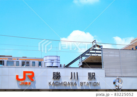JR中央本線、勝川駅を発車する電車の風景 JR中央本線、勝川駅を発車する電車の風景 83225052