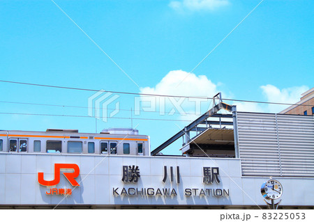 JR中央本線、勝川駅を発車する電車の風景 JR中央本線、勝川駅を発車する電車の風景 83225053