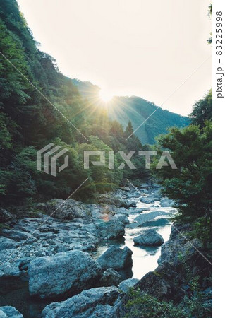 渓流と夕陽フレアゴーストが合わさったエモい写真 渓流と夕陽フレアゴーストが合わさったエモい写真 83225998