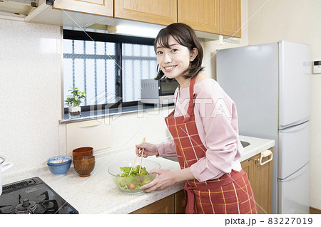 台所でサラダを作る女性 83227019