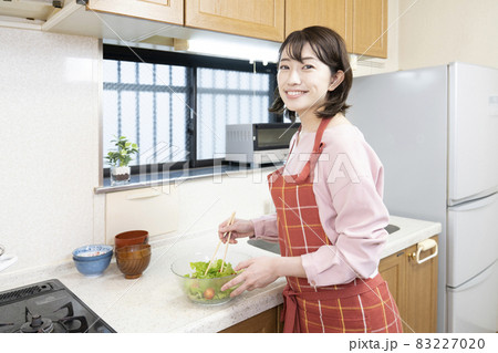 台所でサラダを作る女性 83227020