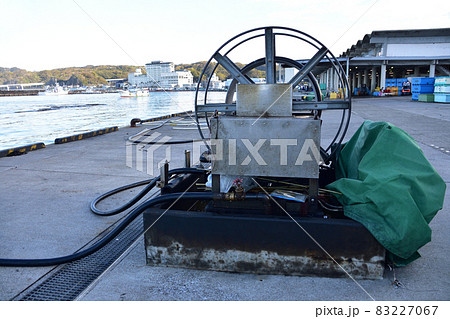 港の軽油タンクと給油設備 港の軽油タンクと給油設備 83227067