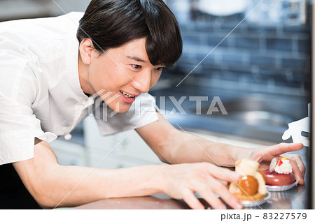 スイーツ作りに挑むパティシエ 撮影協力「洋菓子店 sentiment」 スイーツ作りに挑むパティシエ 撮影協力「洋菓子店 sentiment」 83227579