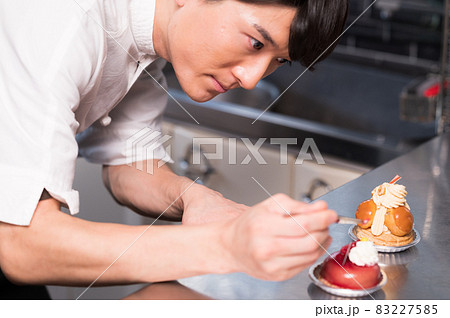 スイーツ作りに挑むパティシエ 撮影協力「洋菓子店 sentiment」 スイーツ作りに挑むパティシエ 撮影協力「洋菓子店 sentiment」 83227585