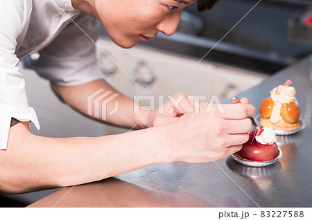 スイーツ作りに挑むパティシエ　　撮影協力「洋菓子店　sentiment」 83227588