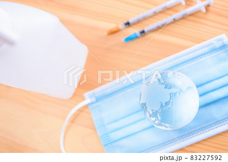 水晶の地球儀と注射器とサージカルマスクとアルコール消毒　日本の新型コロナウイルス感染防止対策　克服 83227592