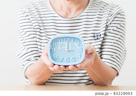 時計を持つシニア 時計を持つシニア 83228003