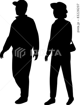 散歩する高齢者夫婦 83228207