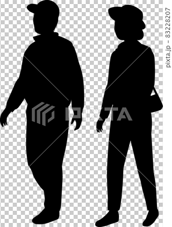 散歩する高齢者夫婦 83228207