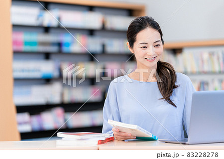 本を貸し出す図書館司書　撮影協力：中央工学校附属日本語学校 83228278