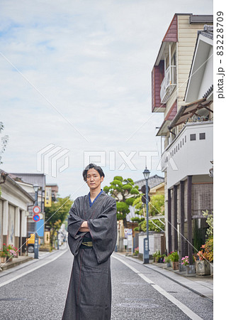 着物を着て散策するカメラ目線の若い男性 83228709