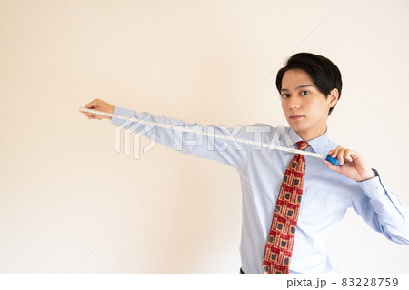 メジャーを持った男性 83228759