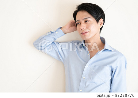 シャツを着た男性のポートレート シャツを着た男性のポートレート 83228776