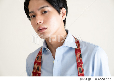 身支度をする男性 身支度をする男性 83228777