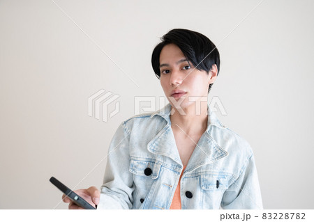 スマホを持った男性 スマホを持った男性 83228782