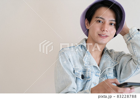 スマホを持った男性 83228788