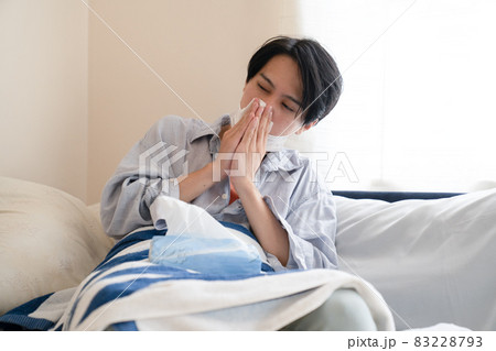 体調不良の男性 83228793