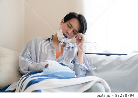 体調不良の男性 83228794