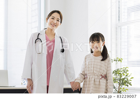 医師と女の子 83229007