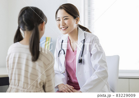 子供を診察する医師 83229009