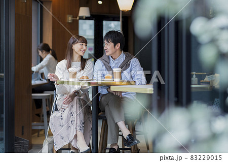 カフェで過ごすミドル夫婦 カフェで過ごすミドル夫婦 83229015