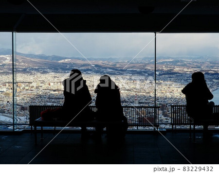 冬の函館山展望台 冬の函館山展望台 83229432