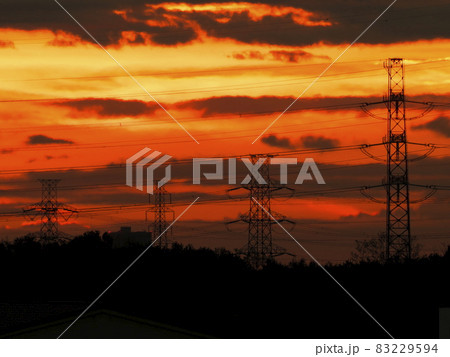 朝焼けを背景とした送電線 朝焼けを背景とした送電線 83229594